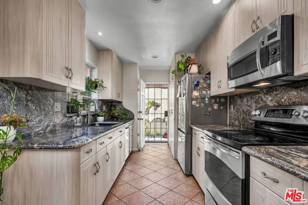 1766 Midvale Avenue, Los Angeles, California 90024 home-pic-26